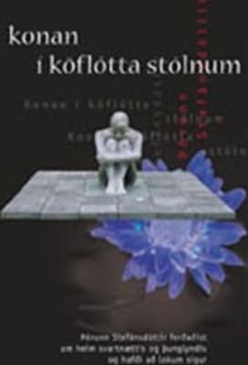 Konan í köflótta stólnum