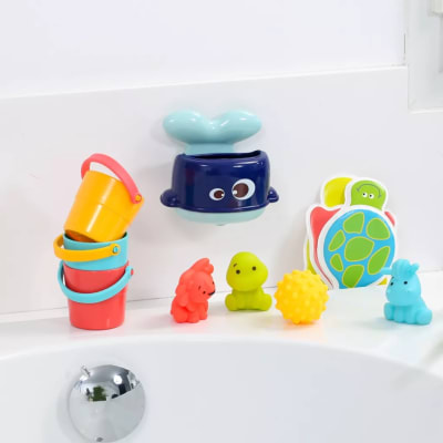 Kassi með baðleikföngum