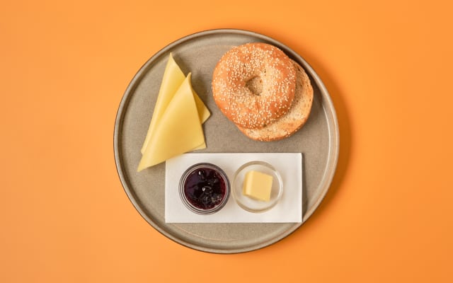 Beygla með osti og sultu