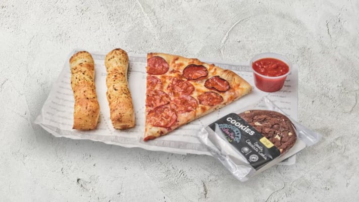 Sneið að eigin vali, tvær brauðstangir, sósa & smákaka