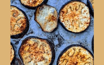 Ofnbakað eggaldin með osti og tómötum
