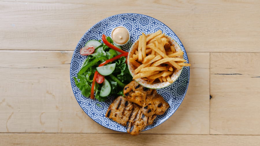 Grillaður kjúklingur með salati, frönskum og sósu