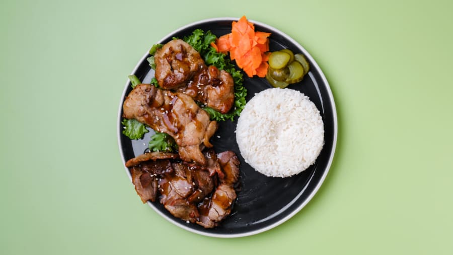 VO4 - Grillaður kjúklingur og Charsiu svínakjöt með hrísgrjónum