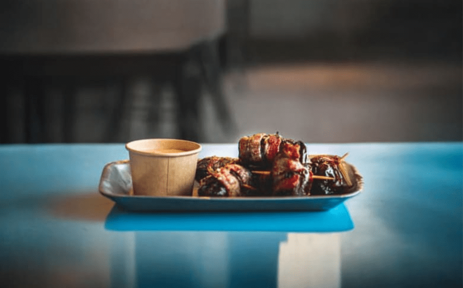 Beikonvafðar ferskar döðlur með chilli-mæjónesi