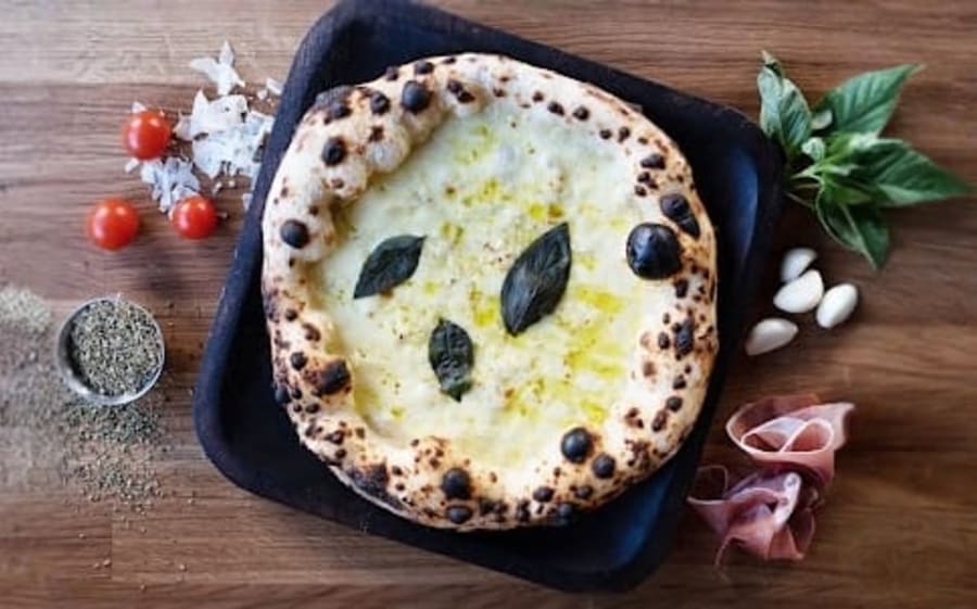 10. Aglio e olio/ Garlic pizza