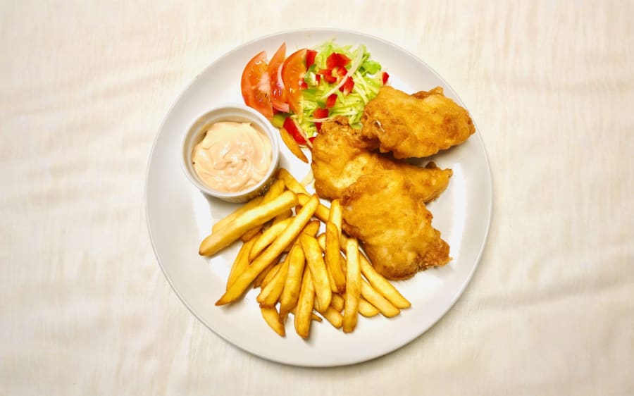 24. Djúpsteiktur fiskur með hrísgrjónum & karrýsósu eða frönskum & sósu 