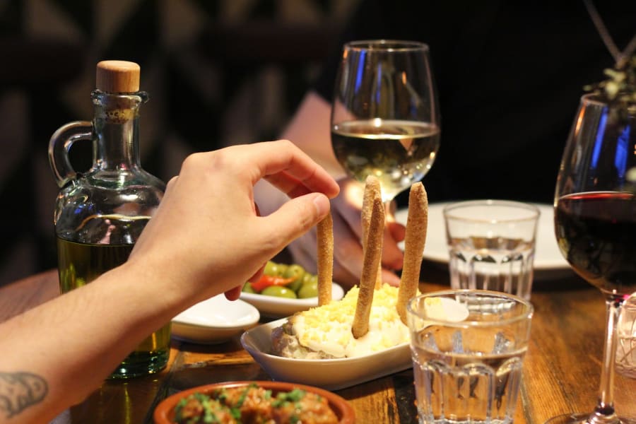 Spænsk paella, eftirréttur og vínglas fyrir tvo