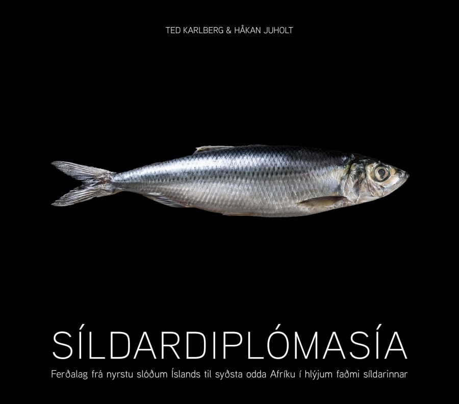 Síldardiplómasía: Ferðalag frá nyrstu slóðum Íslands til syðsta odda Afríku í hlýjum faðmi síldarinnar