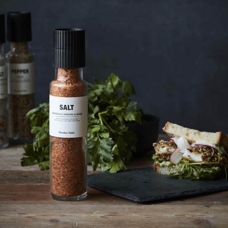 Salt með tómat, parmesan og basil