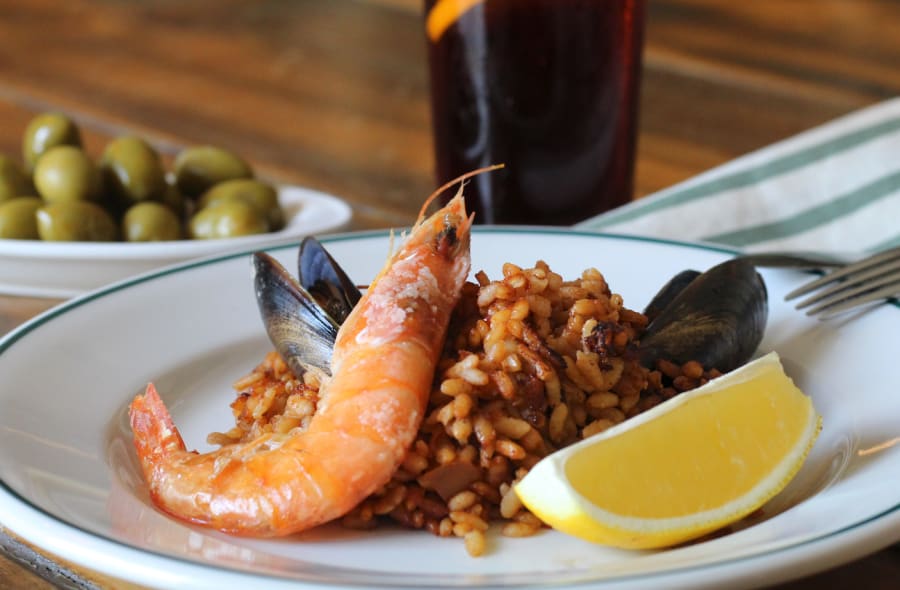 Paella að eigin vali og eftirréttur ásamt vínglasi