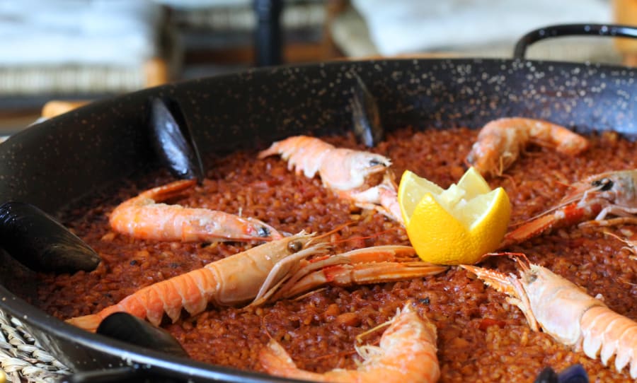 Paella að eigin vali og eftirréttur ásamt vínglasi