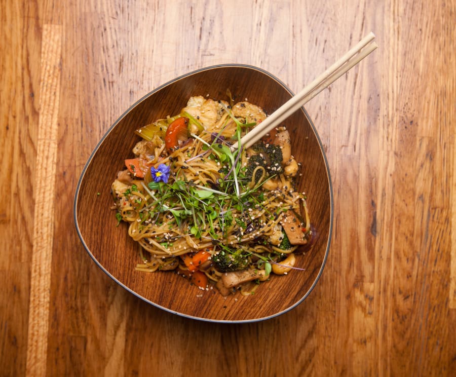 Sesam steiktar núðlur með kjúkling / Sesam fried noodles with chicken