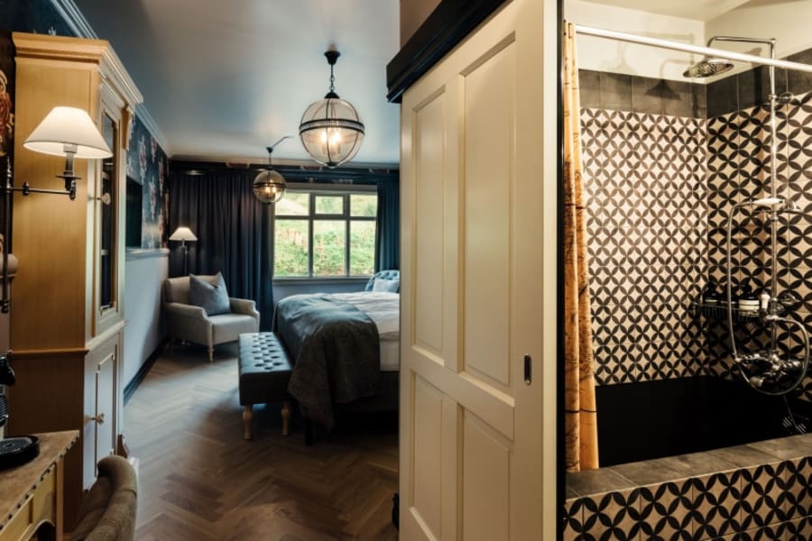 Gisting í svítu, 90 mínútna nudd og aðgangur að spa fyrir tvo auk gönguferðar með leiðsögn frá Skálakot Manor Hotel