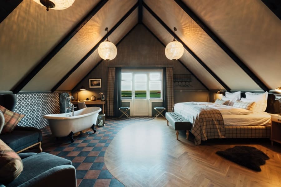 Gisting í svítu, 90 mínútna nudd og aðgangur að spa fyrir tvo auk gönguferðar með leiðsögn frá Skálakot Manor Hotel