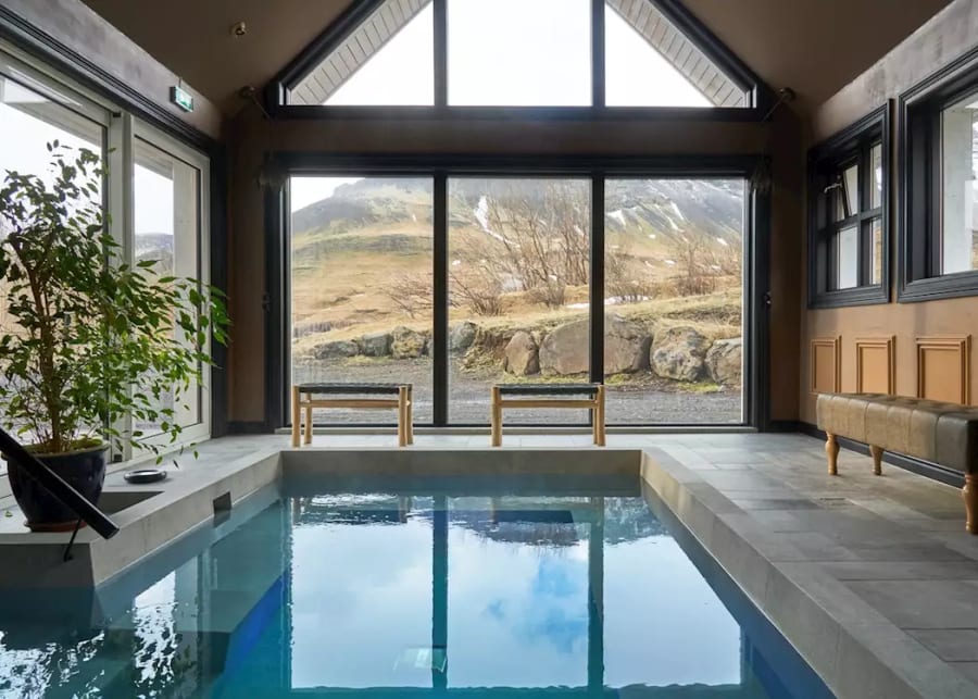 Gisting í svítu, 90 mínútna nudd og aðgangur að spa fyrir tvo auk gönguferðar með leiðsögn frá Skálakot Manor Hotel