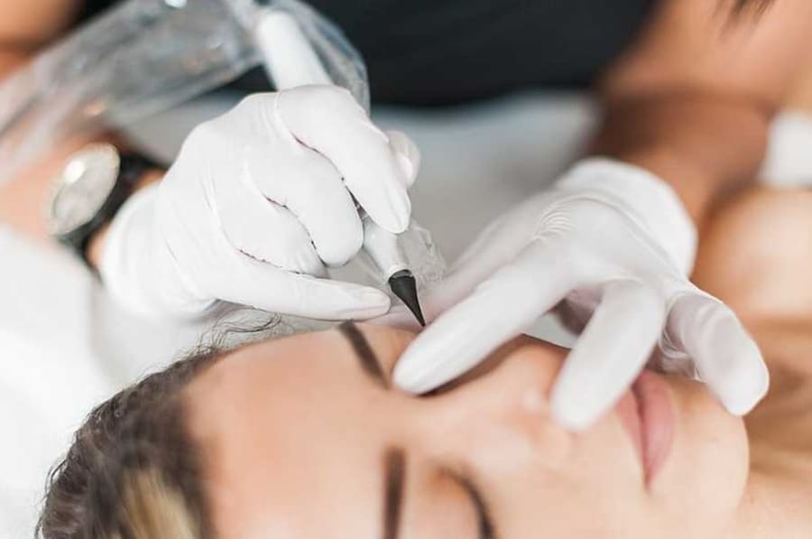 Microblading tattoo á augabrúnum hjá Snyrtistofunni Mist