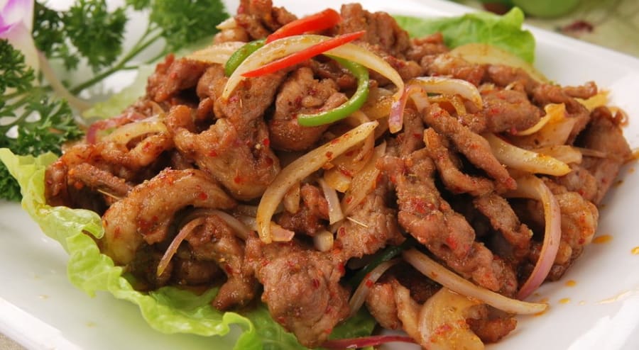 Wok steikt lamb með lauk í cúmin kryddi