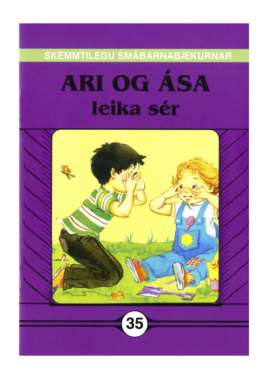 Ari og Ása leika sér