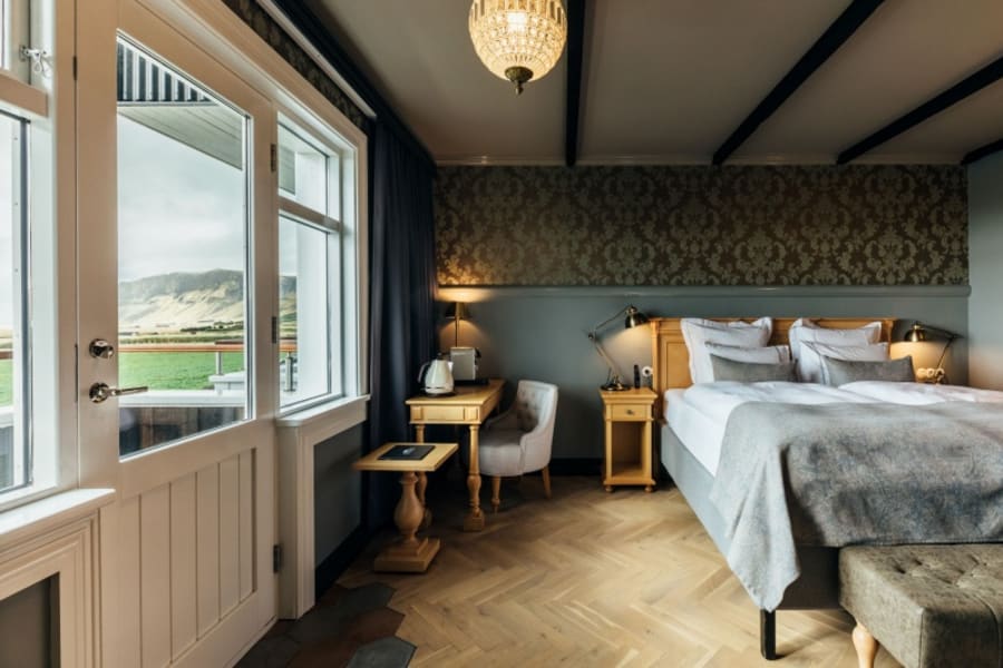 Gisting fyrir tvo í Grand herbergi ásamt 60 mínútna nuddi og aðgangi í spa á Skálakot Manor Hotel